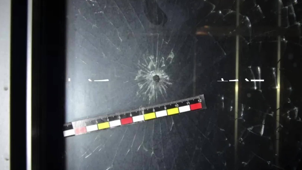 男子家中打弹弓击碎对面楼窗户被拘