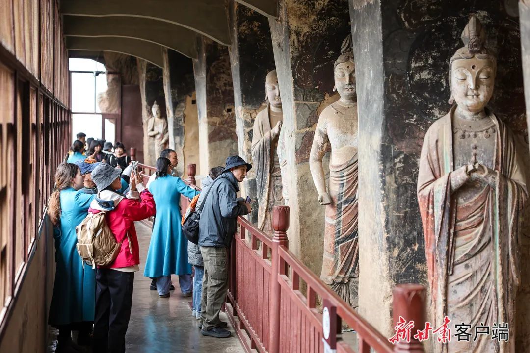 游客在麦积山石窟参观游览　新甘肃&middot;甘肃日报记者　冯乐凯　摄