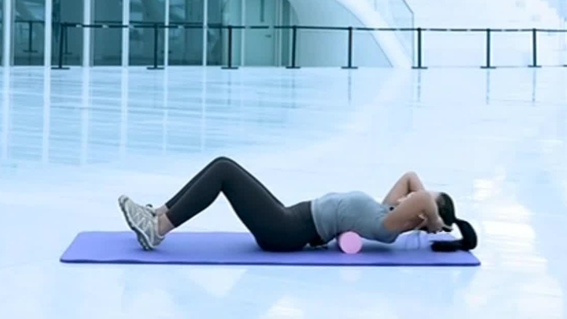 肩颈疼痛是胸椎受限的信号？美女瑜伽教练教你几组动作，改善胸椎活动度