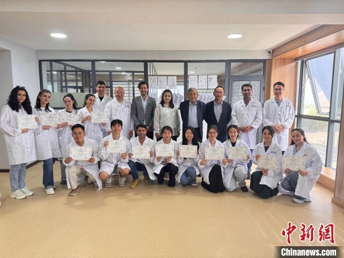 图为王建新教授与玛斯图拉&middot;西迪科娃教授为学员颁发培训证书。西北大学供图