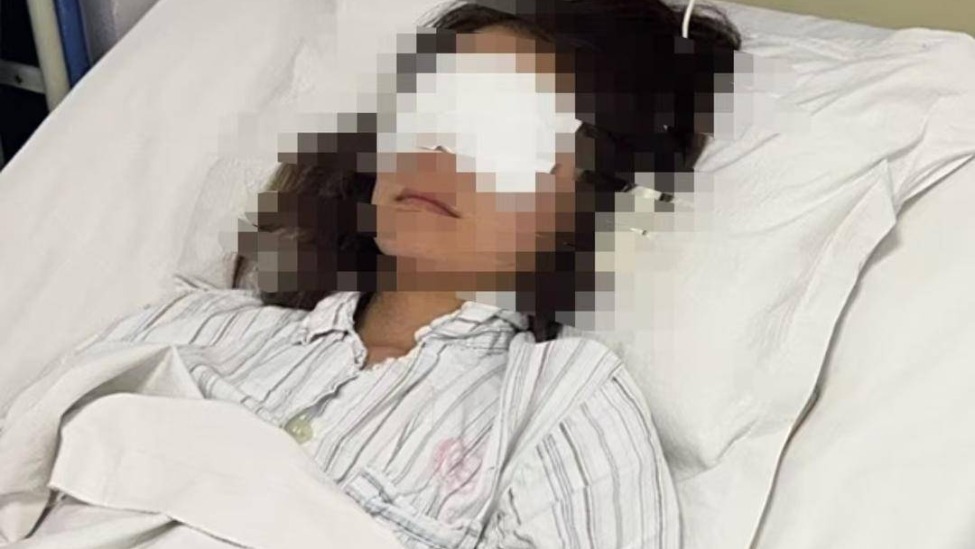 女孩玩漂流被人用高压水枪重伤眼睛，报警后被肇事者辱骂和恐吓
