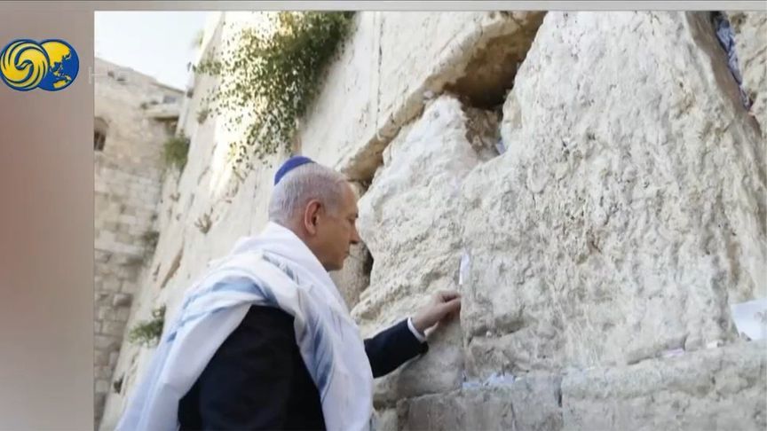 以总理办公室公布照片，内塔尼亚胡发动袭击前到哭墙塞了一张纸条