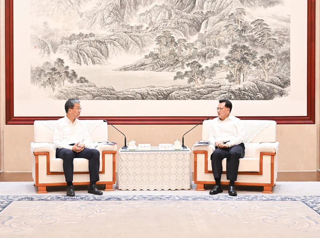 6月17日下午，市委书记袁家军会见教育部党组书记、部长怀进鹏。刘力 摄