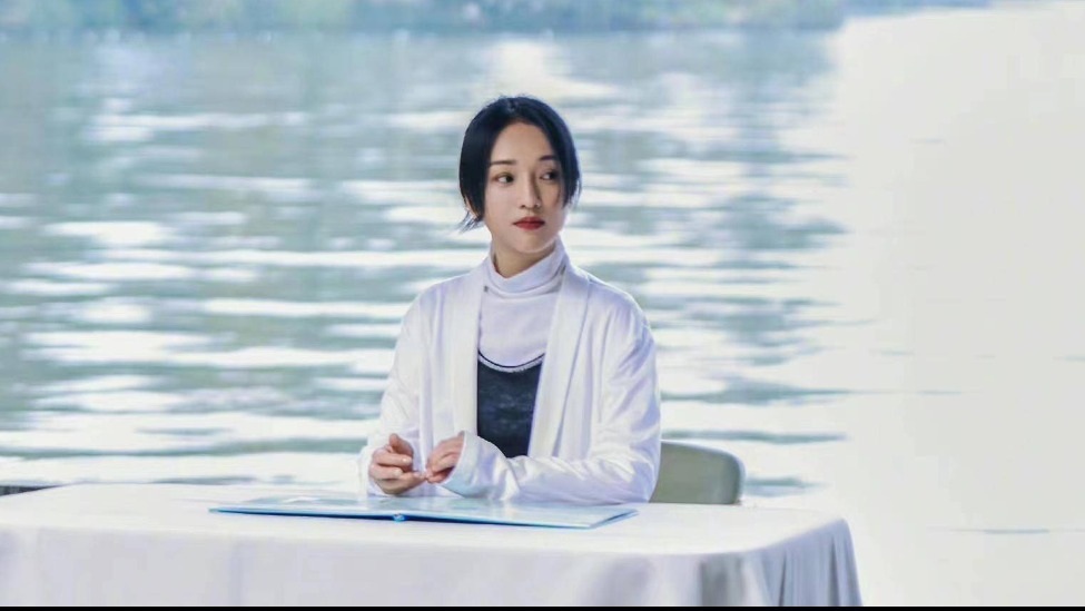 周迅西湖游玩，白色西装亮眼，优雅气质尽显！封面图