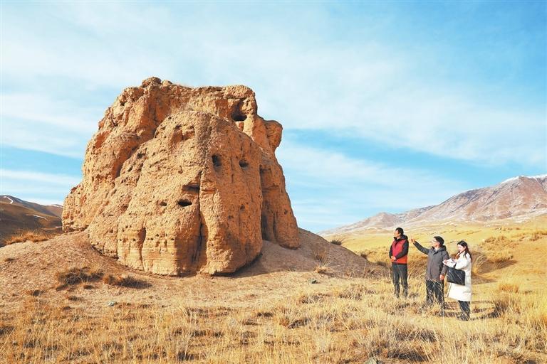 长城保护站工作人员正在巡查长城烽燧