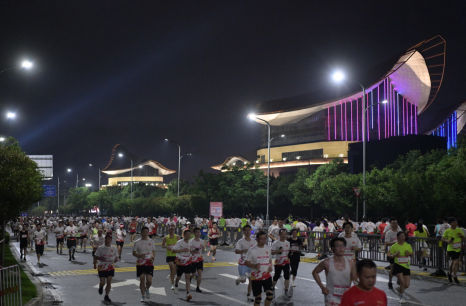 2025南昌万人夜跑活动举行 南昌县与英雄城共奔跑，同闪耀