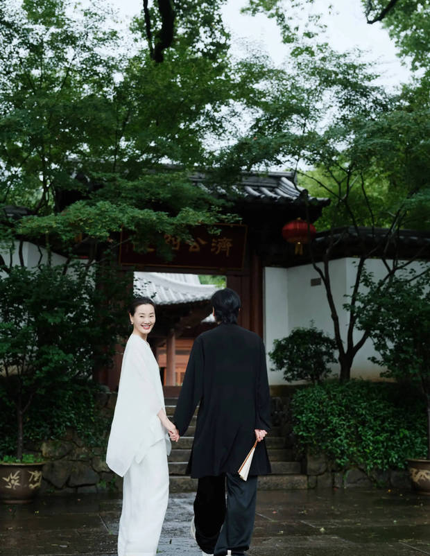 林依轮与妻子西华结婚30周年，感情依旧恩爱甜蜜。