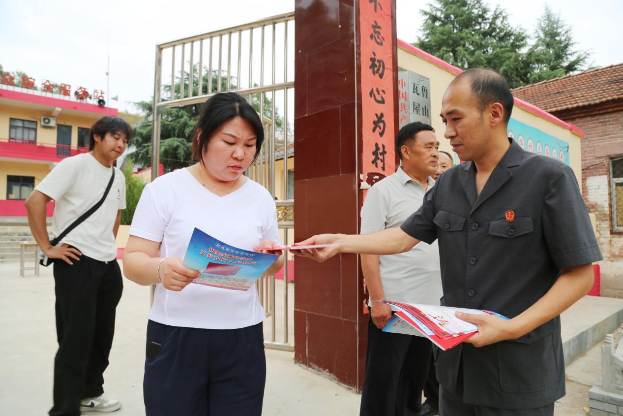 工作人員現場開展普法宣傳。（魯山縣委宣傳部供圖）