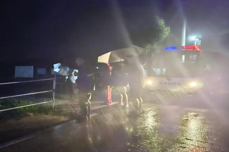 图|受此次台风影响，抱古村主干大道出现多处倒塌现象。抱古村“两委”干部、乡村振兴工作队、网格员等携带设备赶赴现场，全力以赴清理。