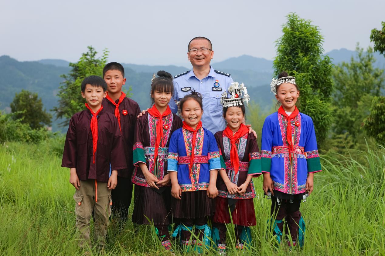 中国好人陈树伟在广西三江支教期间，和学生们合影