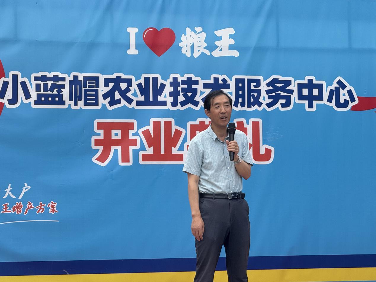 圖說：河南農(nóng)業(yè)大學(xué)資環(huán)學(xué)院葉優(yōu)良教授現(xiàn)場(chǎng)答疑