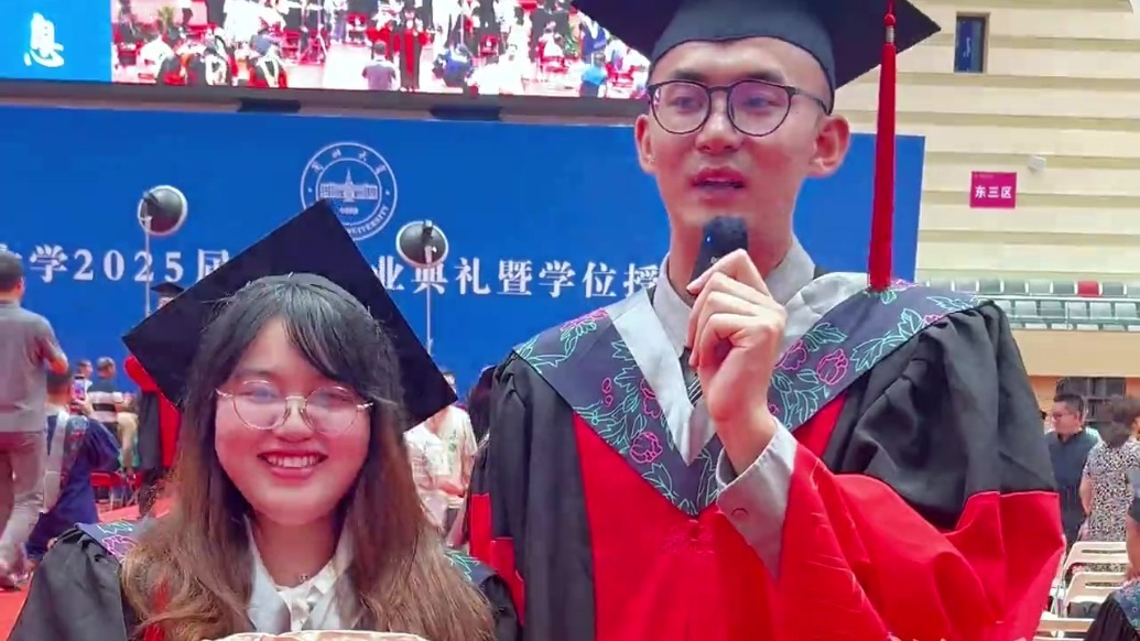 兰州大学毕业典礼，相恋9年博士生情侣现场求婚