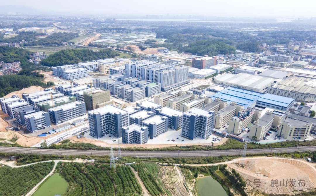 全力推进鹤山（古劳）万洋众创城建设，努力打造集研发、生产、总部办公等于一体的珠江西岸先进制造产业示范区