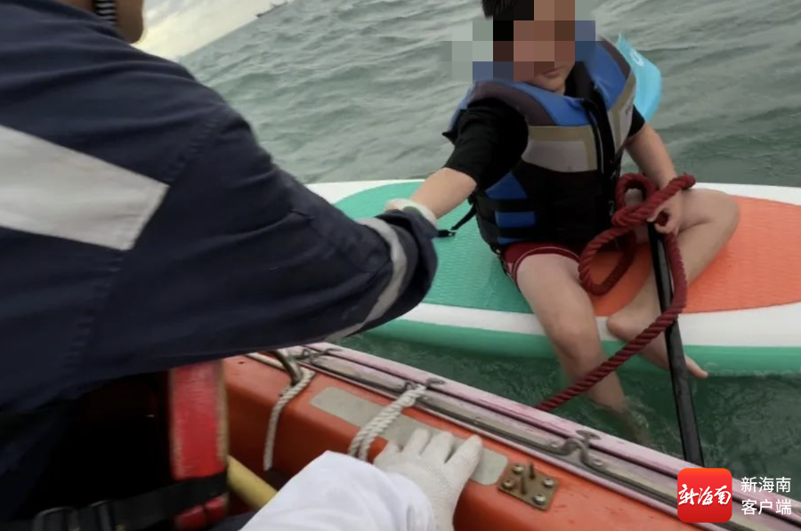 最先获救的男孩。通讯员供图