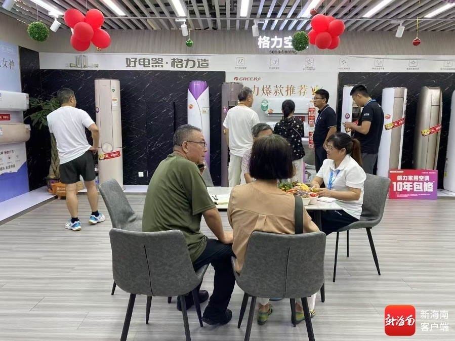 消费者在苏宁易购门店内选购。记者 王子遥 摄