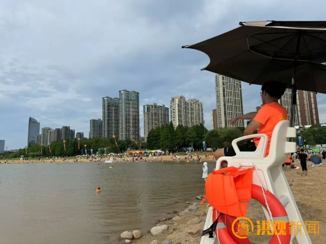 赣江“两滩七湾”天然泳场正式开放 南昌市民：像在海边度假