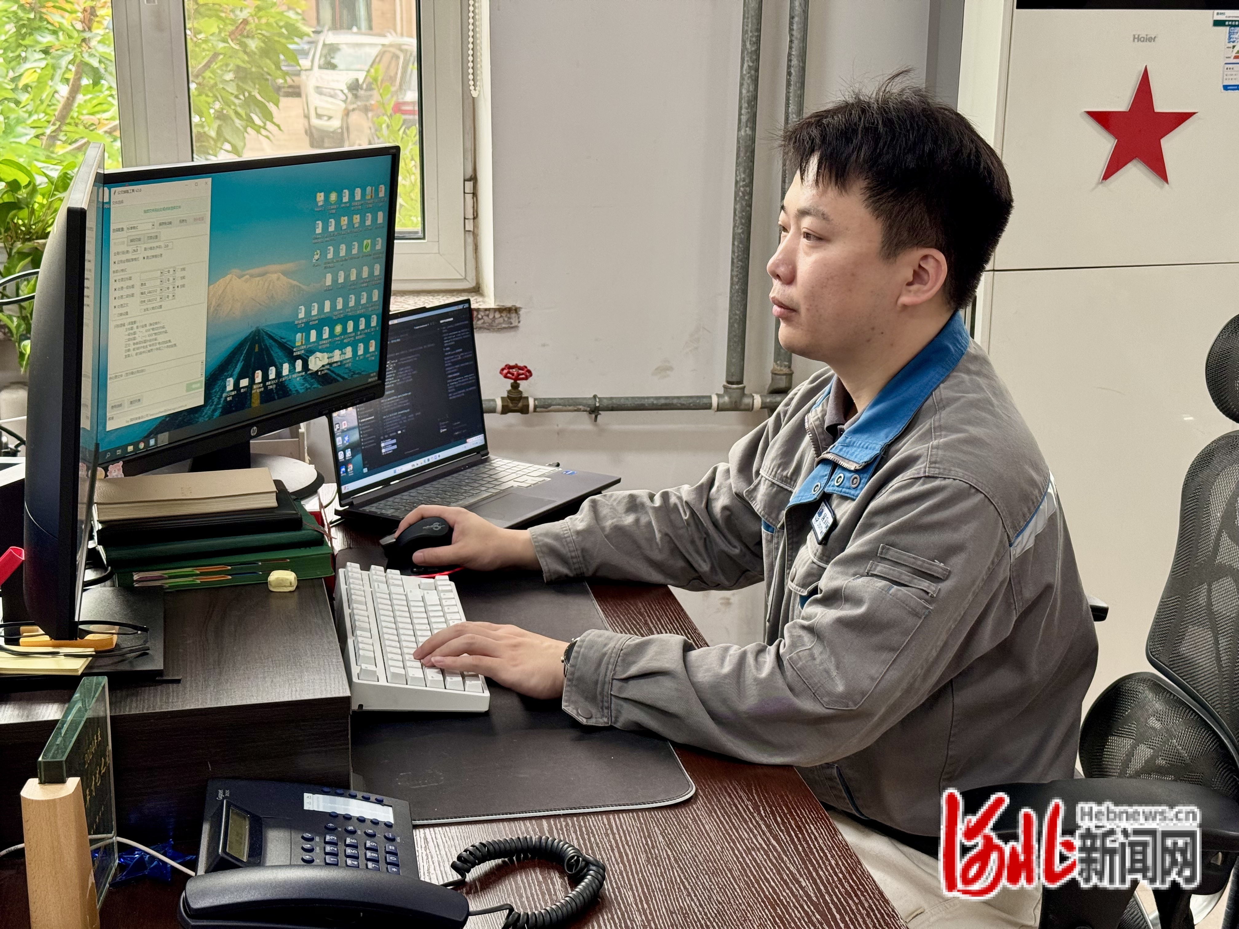 国网秦皇岛供电公司职工包宇珍利用公文排版工具排版。陈硕摄