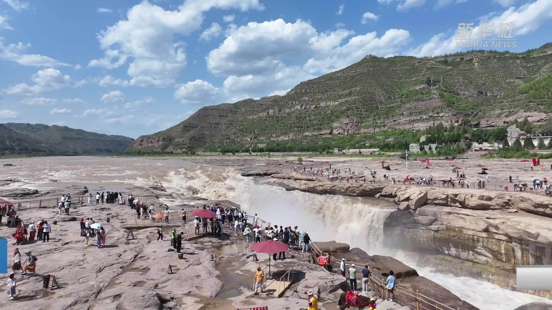 黄河壶口瀑布现“黄瀑碧空”美景
