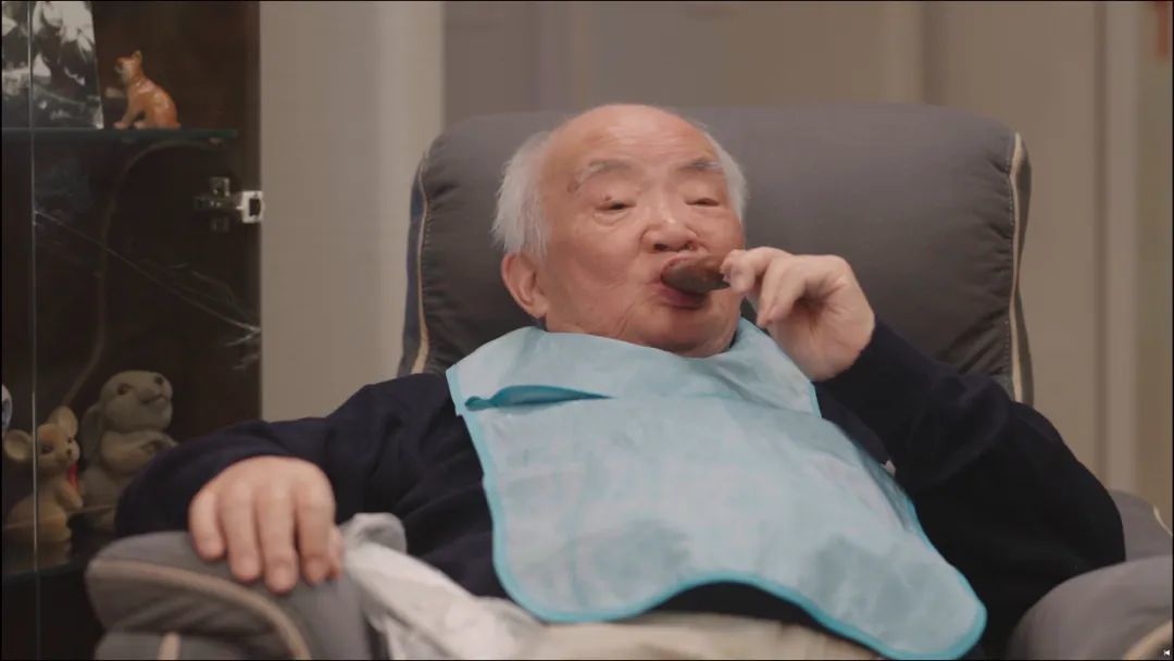 △吃冰棍的钱理群
