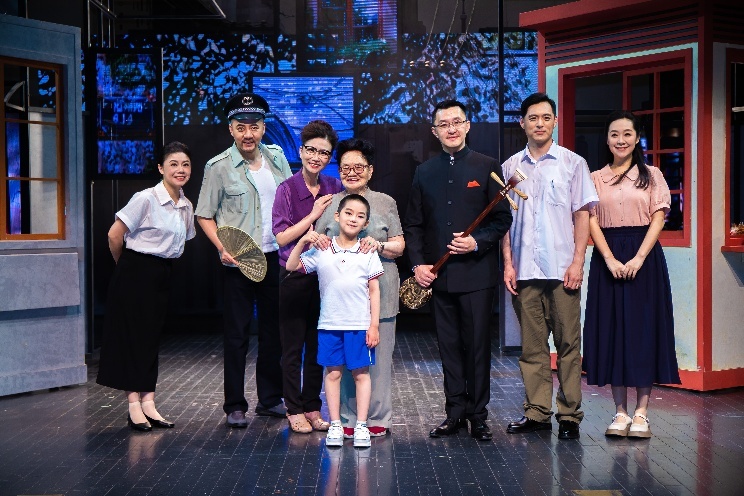 演出前一天，剧中的原型沈阿姨也来到剧场，观看了全剧彩排