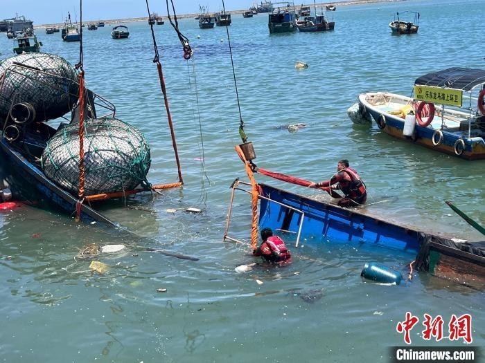 6月15日，消防救援人员正在打捞沉没渔船。乐东消防救援大队 供图