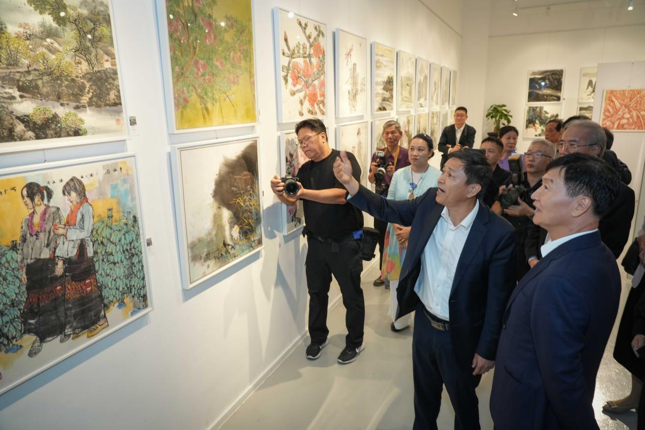 吴太能院长向刘小明省长介绍艺术作品