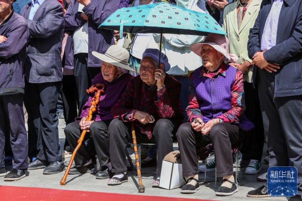 6月13日，3位老人在甘肃省定西市岷县体育公园举行的2025年岷县“花儿”艺术月“花儿”展演活动现场听“花儿”。