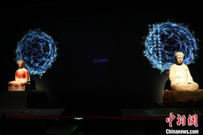 6月18日，在重庆中国三峡博物馆开幕的“从敦煌到大足——石窟艺术中国化流变展”上，借助大语言模型，北魏时期敦煌禅定佛像与南宋时期大足释迦牟尼佛像实现跨越时空“对话”。梁钦卿　摄