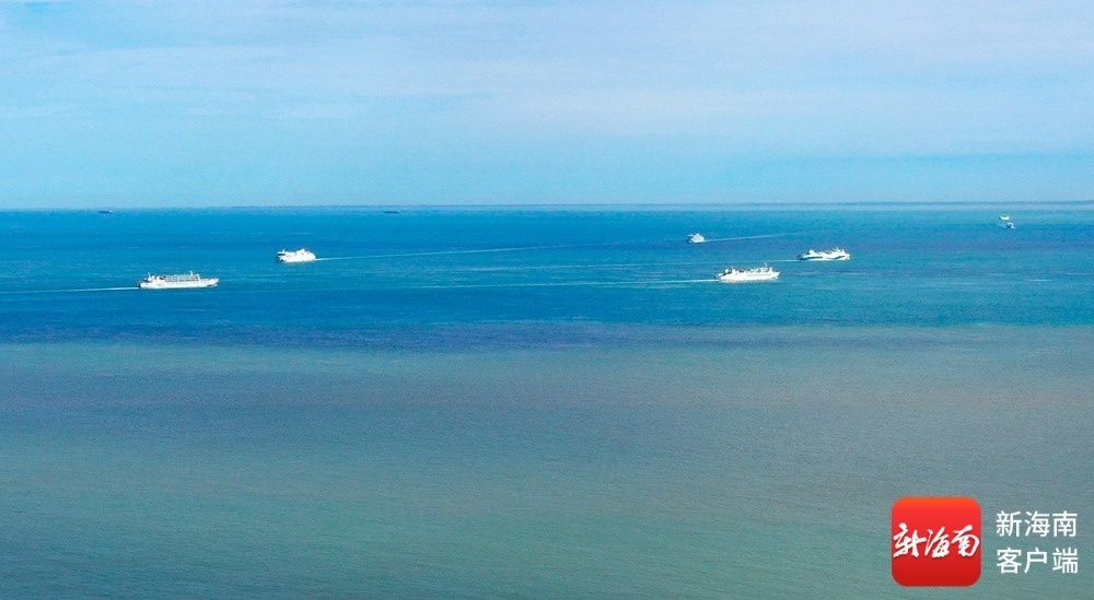 出岛渡轮排成排行驶在琼州海峡。记者 汪承贤 摄