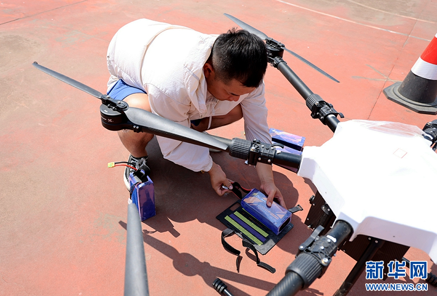 6月16日，在洛阳市孟津区飞手无人机服务中心，学员正在检查无人机硬件性能。