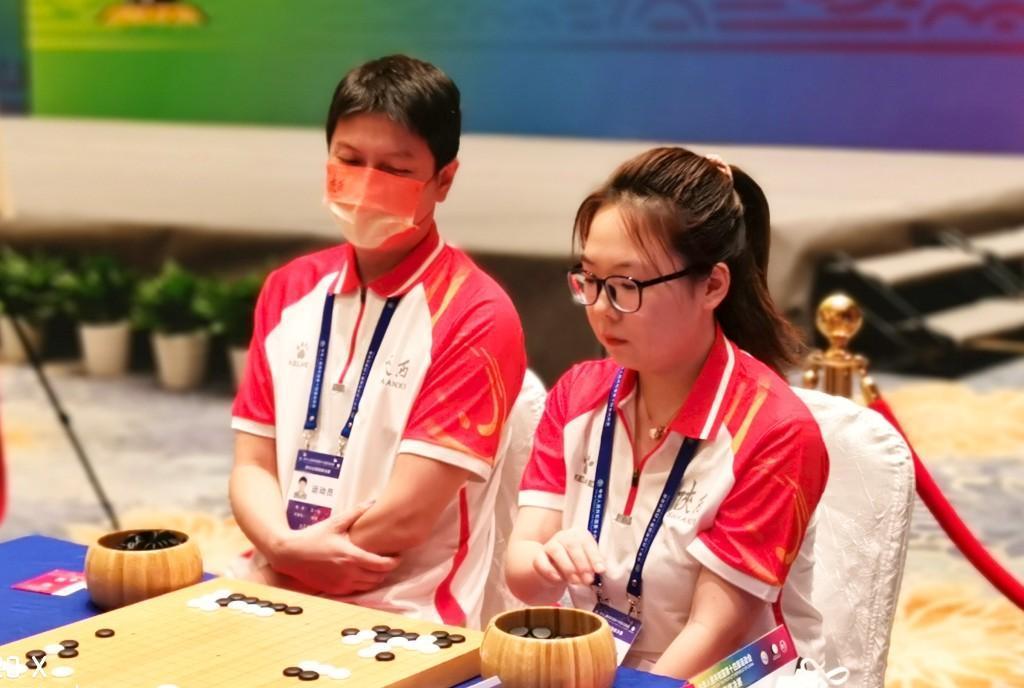 四年前的十四运会上,王一喆和魏思悦(右)参加了业余组混合双人围棋赛