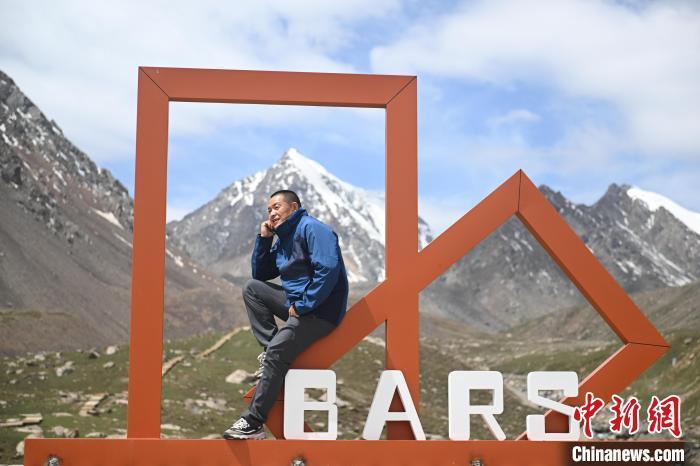6月17日，位于甘肃省张掖市肃南裕固族自治县巴尔斯雪山景区内，游人拍摄留念。中新社记者　李亚龙　摄