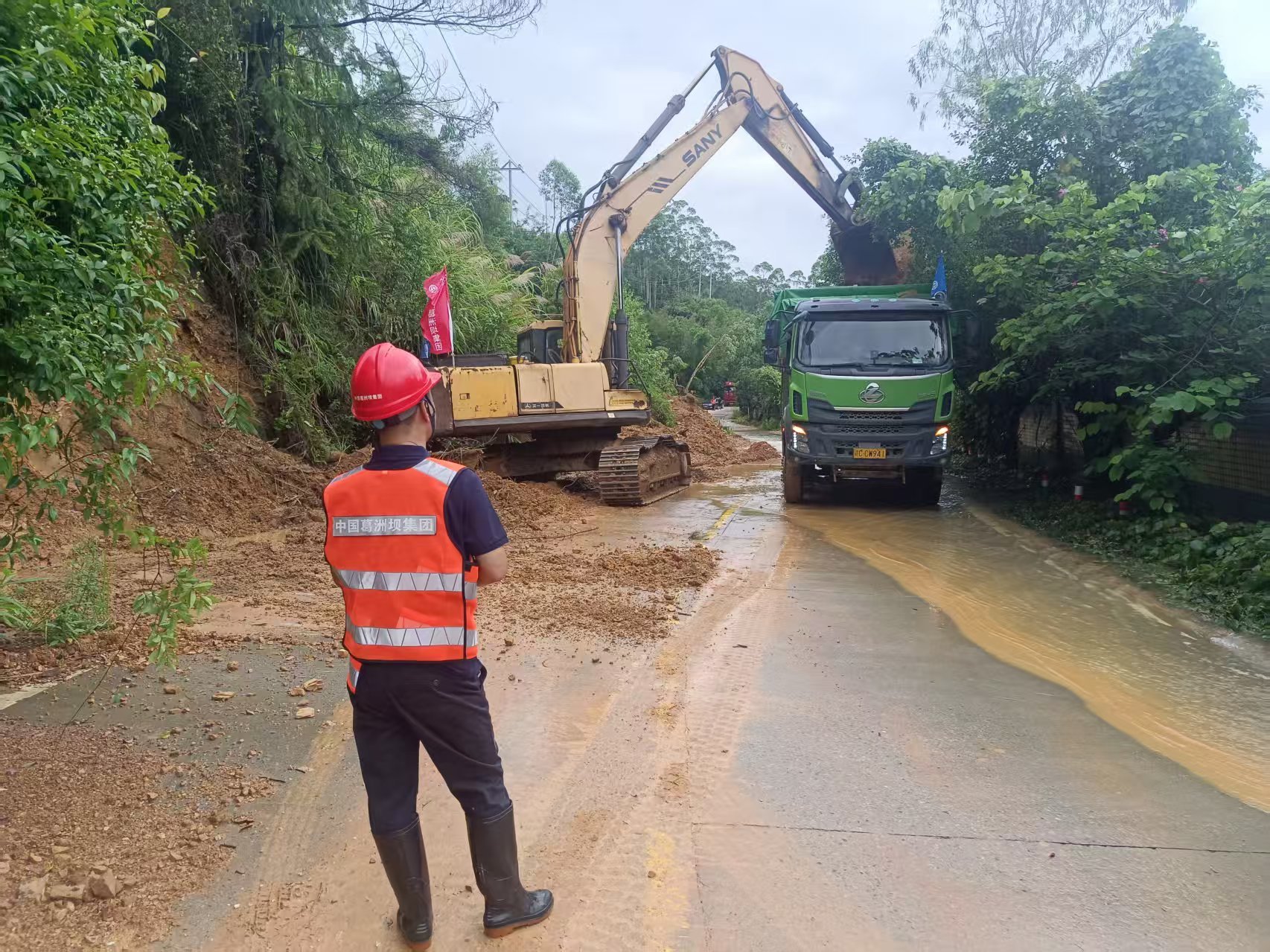 图：肇庆市公路抢通现场