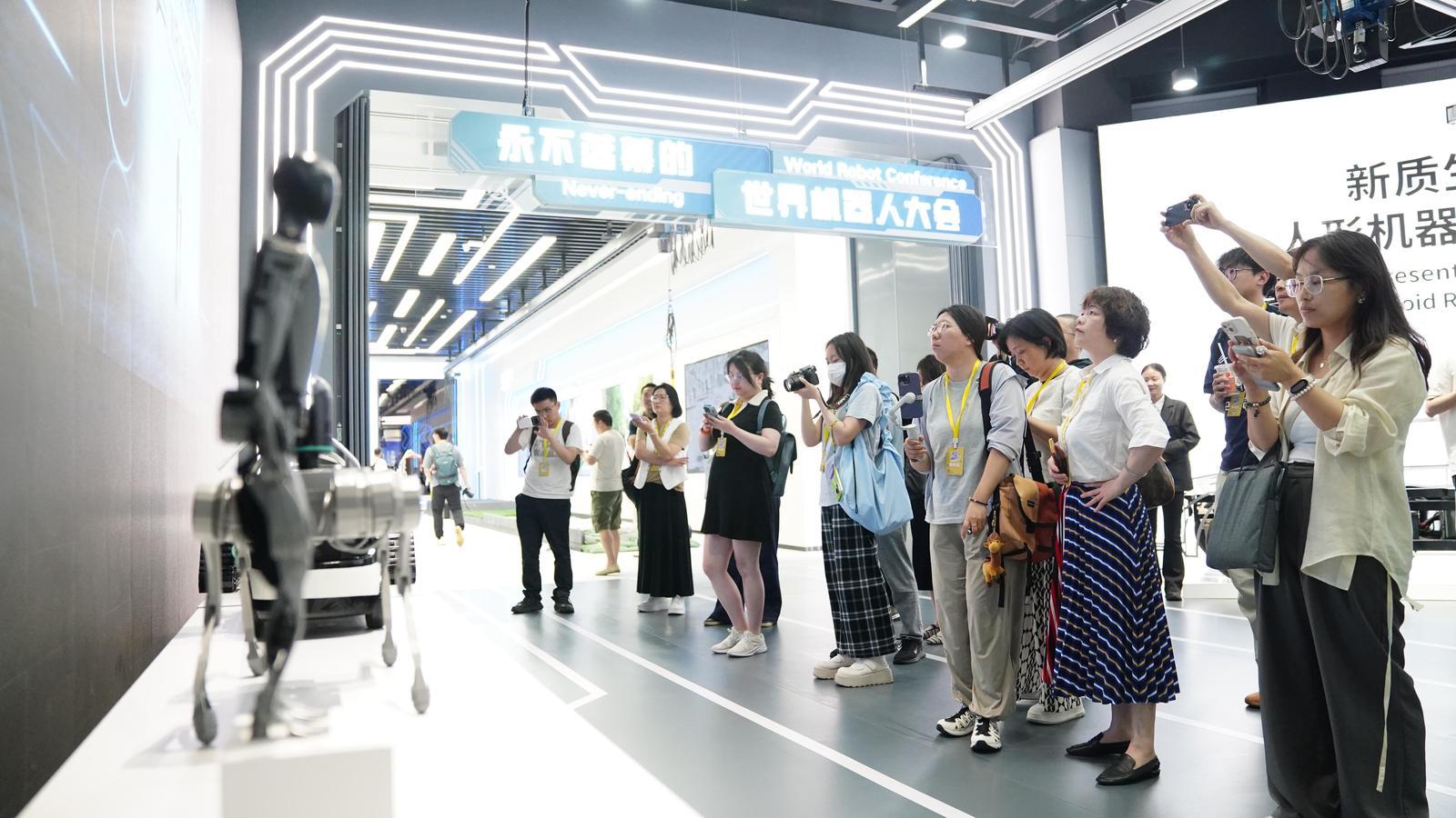 “机器人大世界”里展出的机器人产品（李忠明 摄）