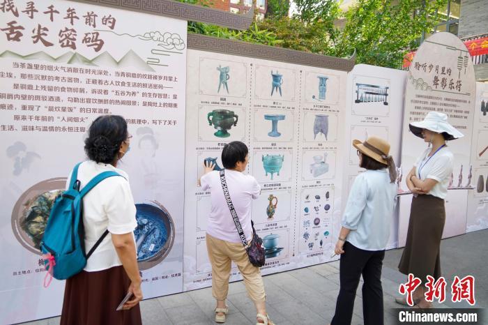图为市民参观展览展示的考古成就。中新社记者 范晓恒 摄