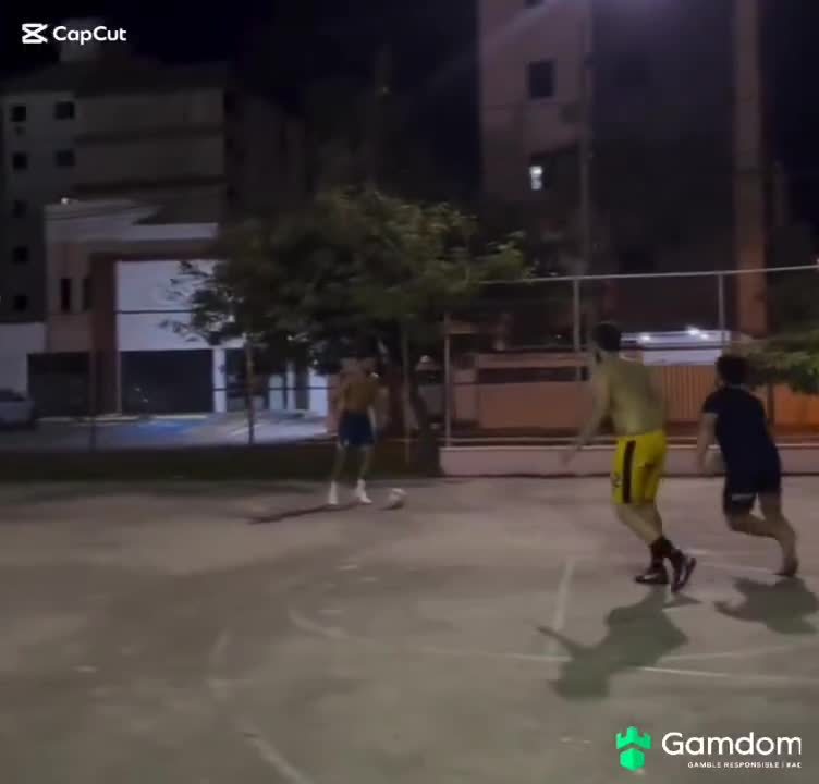 愉快假期，曼联新援库尼亚回巴西踢街头足球秀技术