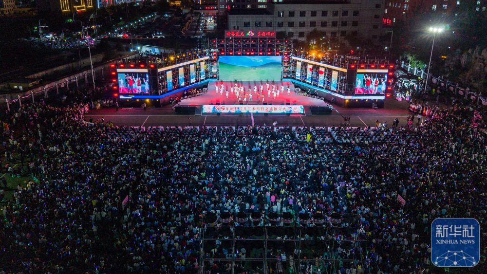 这是6月10日在甘肃省定西市岷县拍摄的2025年岷县“花儿”艺术月暨文旅推介大会开幕式现场（无人机照片）