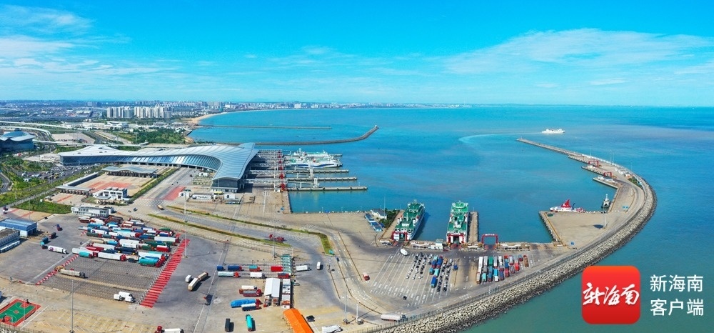 记者航拍新海港，现场一片繁忙，港口忙着运送出岛旅客、车辆。记者 汪承贤 摄