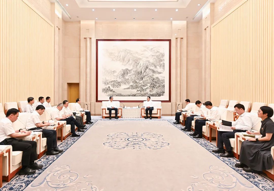 6月17日下午，市委书记袁家军会见教育部党组书记、部长怀进鹏一行。刘力 摄