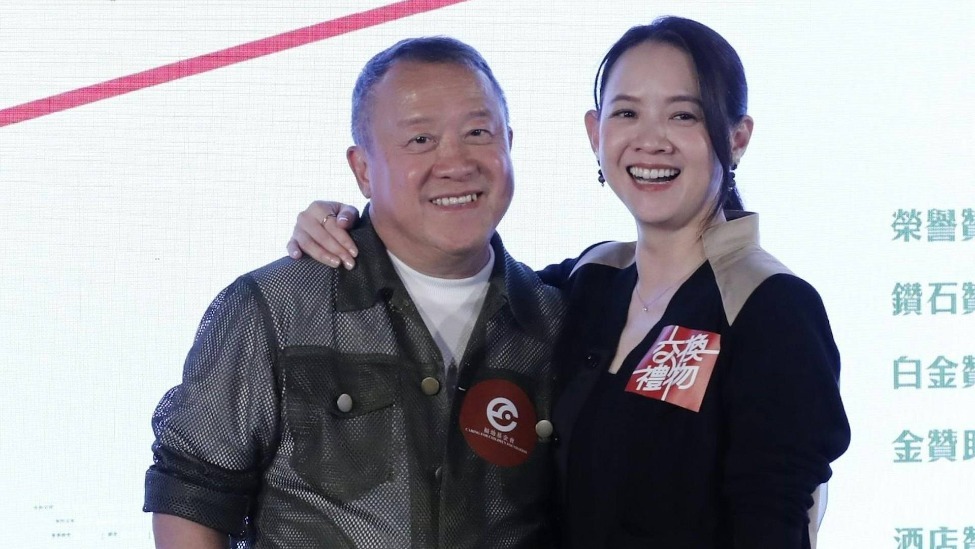 曾宝仪与男友同框曾志伟，20年同居未婚，曾志伟无奈回应封面图