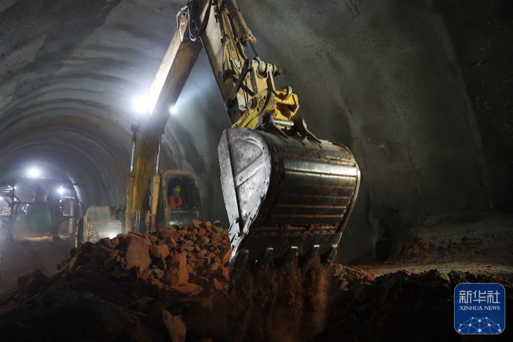 ↑6月18日，中铁二十局的建设者在已经贯通的兰合铁路黄家岭隧道内施工。