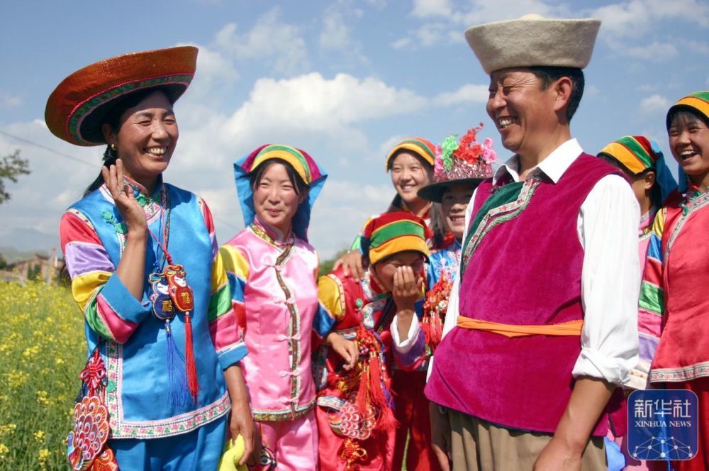 2005年7月11日，青海省互助土族自治县小庄村的一对夫妻在对唱“花儿”。