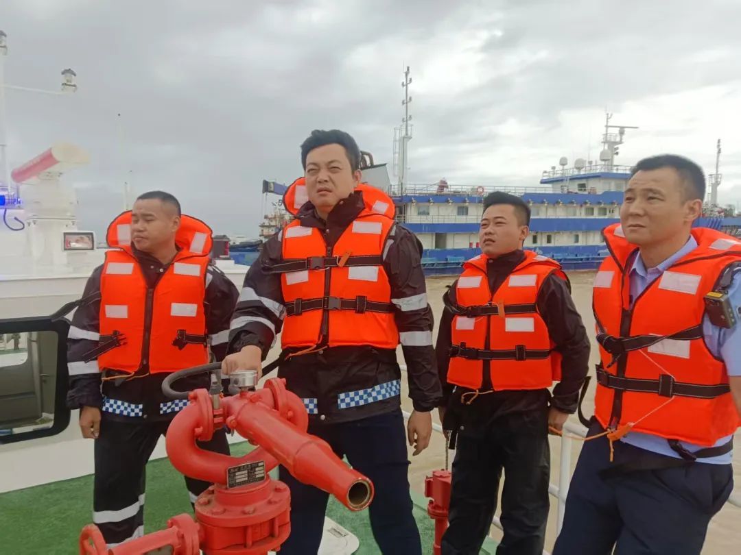 图|区农业农村局、区执法局、海岸派出所在中心渔港开展受灾情况核查，并督导航道疏通。