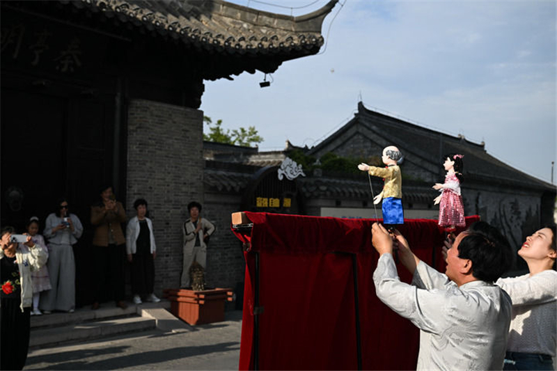 2025年4月27日，艺人在高邮市运河·盂城驿街区表演卸甲肩担木偶戏。新华社记者 季春鹏 摄
