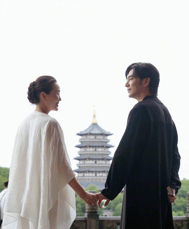夫妻俩恩爱对视，幸福又浪漫。