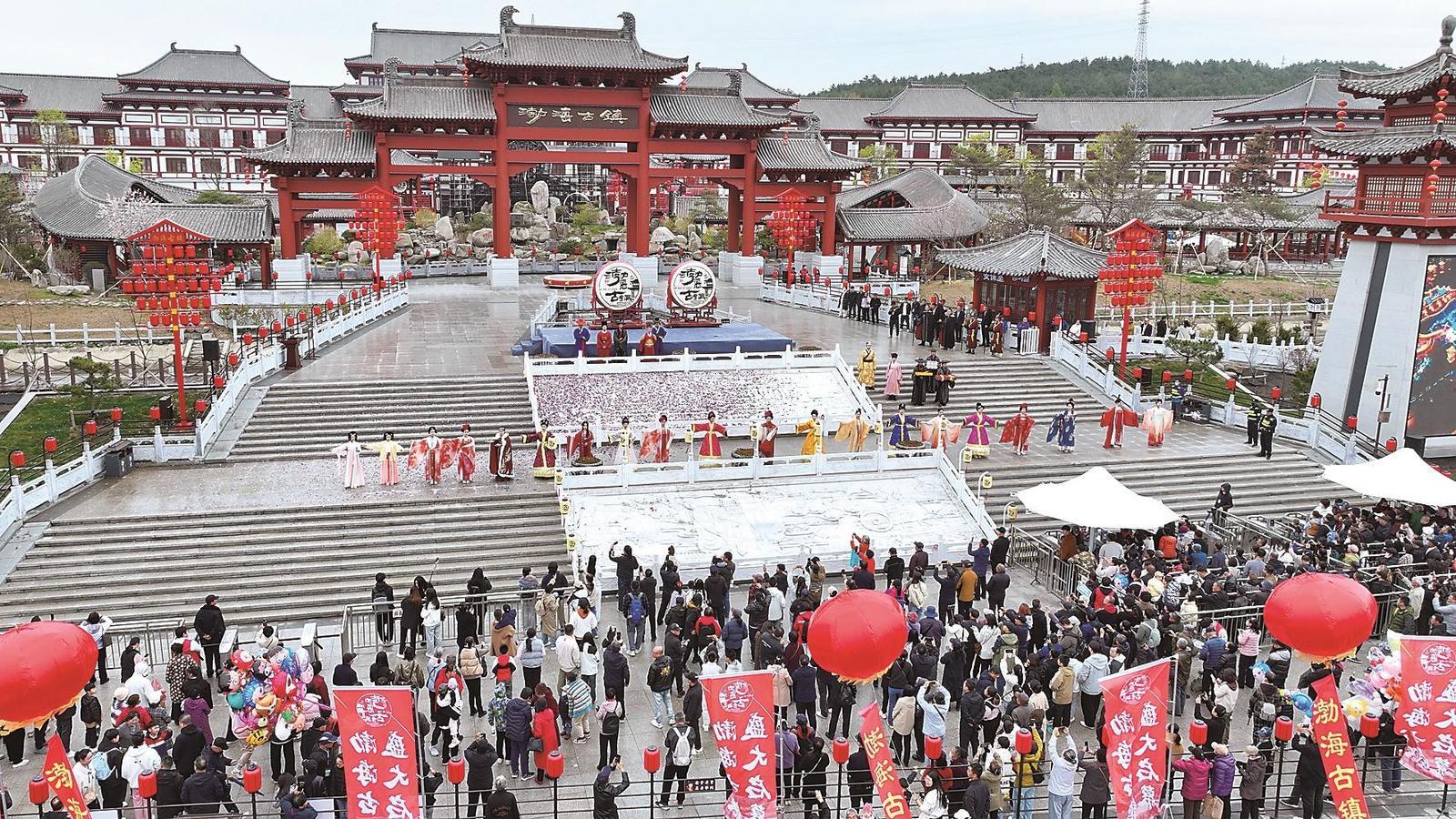 珲春丝绸之路渤海古镇把唐代渤海国历史文化风貌从多个维度融入参观体验，将成为为八方游客提供感悟中华文化、增进民族团结的窗口。