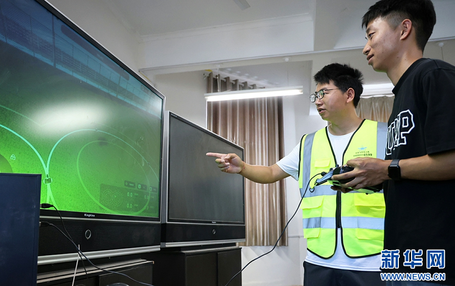 6月16日，在洛阳市孟津区飞手无人机服务中心，学员正在进行无人机模拟飞行训练。