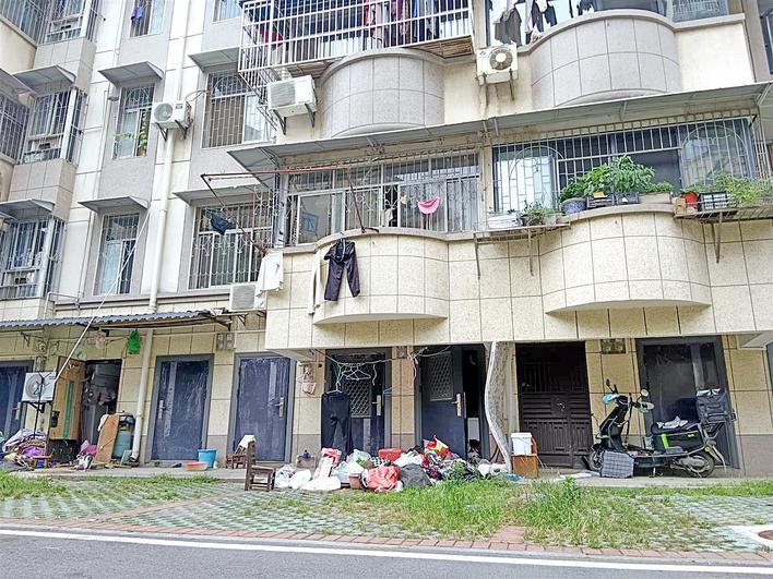 堆放在公共绿地上的垃圾