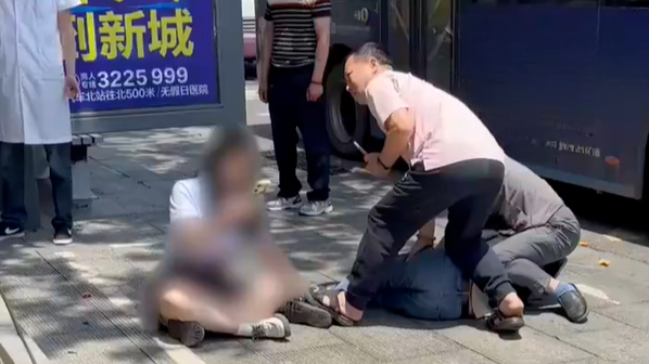 53岁超市老板空手夺刃制服行凶男子，视频曝光
