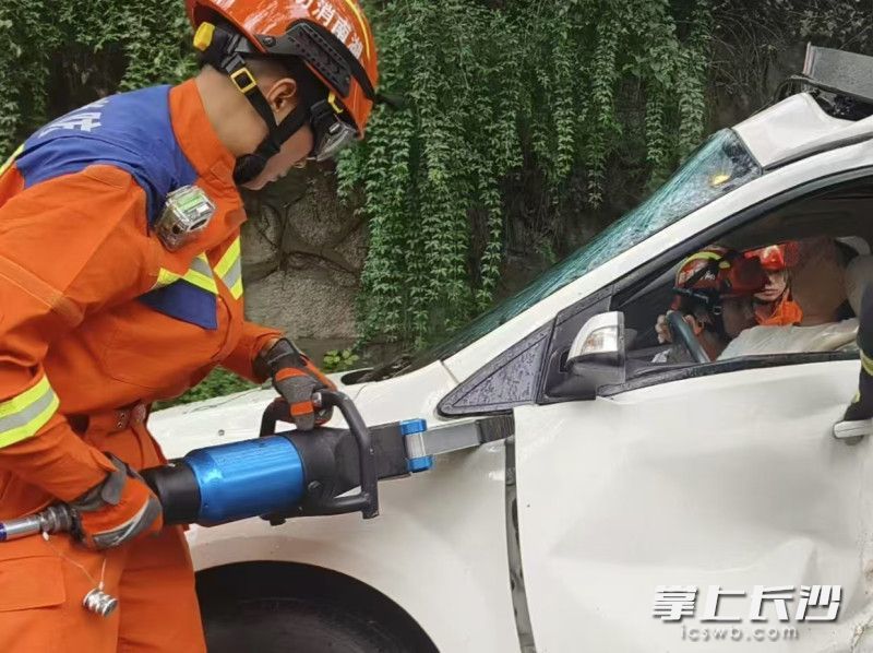 消防员正在破拆车门营救被困女子。 均为长沙晚报通讯员 谢梦嘉 摄
